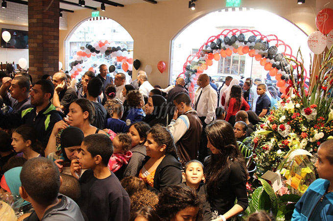 بالصور: المئات في افتتاح مطعم أبو حلوة للمشاوي والشاورما في مدينة يافا 